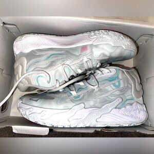 Brand new original box US women’s seven white/iridescent Mello 101